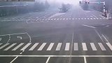 三轮车大爷无视红灯强行通过，下一秒为自己愚蠢的行为付出了代价