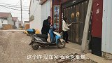 小凯送对象回家后，对象意外接到谁的电话？小凯默默转身离开