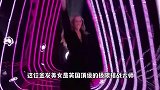 国外美女极限挑战，在冰块覆盖全身下，记住组数字