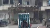 家长骑车接孩子放学，孩子坐在铁笼内生无可恋