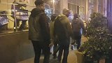 男子在夜晚假扮成草人捉弄路人，路人非常的无奈