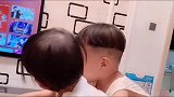 家有双胞胎儿子,养双胞胎还真是个体力活,这也不知道背了多少圈