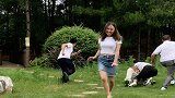 美女在路边拍视频，不料却把路人吓成这样，看完憋住别笑！