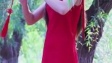 姑娘用葫芦丝吹首《阿哥阿妹》，旋律入心，十分肉麻
