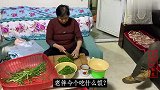 大妈因为切韭菜跟鸟大爷吵架，怀疑大爷没洗手，结果大爷被骂惨了