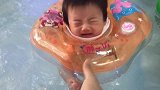 小宝宝自由自在的游泳，不知道发生了什么，宝宝突然哭了起来！