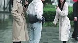 小姐姐本以为下雨天逛街能捡个男朋友，看来又是空欢喜一场！