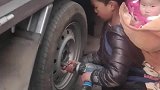 8岁男孩背着表妹，帮母亲补胎一气呵成