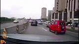 红色小车突然变道撞车，要说这不是马路杀手我都不信。