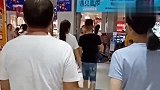 15岁的女儿一米7，一逛街爸爸就是他的，手牵着手不愧是小情人