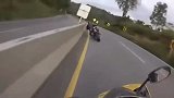 国外小伙骑摩托飙车，一路上逆行超车，看着太危险了
