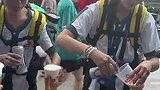 养眼！苏超场外有了很多背着桶卖啤酒的女生