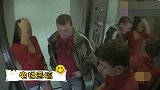 街头恶搞：小伙在电梯恶搞路人，这是个有味道的视频