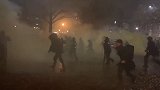 美波特兰跨年夜发生骚乱：示威者与警察对峙，现场硝烟弥漫如战场