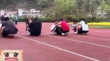学生体育课上翘旱船，本来还以为都在鞋上坐着