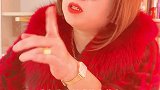 不同收入女士上班时干啥