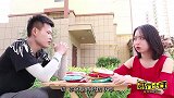 俩憨货猜拳，输的人吃干脆面，整个过程太逗了