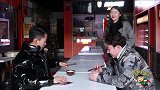 俩人在饭店吃饭，互相抬杠，一个加辣椒一个加醋
