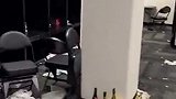 一片狼藉！尼克斯庆祝过后的马刺更衣室 满地爆米花和香槟