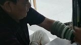大爷整个手臂戴满玉镯，导致测量血压都很困难，有钱任性