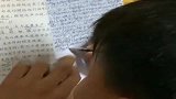 本想拍儿子认真写作业的样子，凑近一看，为娘我认输了！