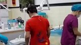 大妈去医院拔牙躺反了