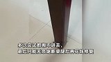男子花高价买桌子，无法搬进家门锯断2条腿，网友坐不住纷纷出招