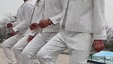 四个伴郎在广场上扭起来啦