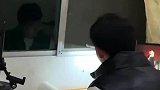 24岁小伙在家边听豫剧边练书法，还是瘦金体