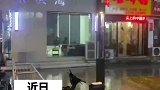 男子坐店内以为在弹钢琴，凑近一看原来在给人洗头