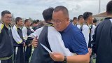高三毕业典礼班主任发送毕业贺卡，忍不住哭了大哭起来，凝聚了太