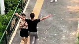 哈哈哈哈，我就想问问，这俩人尴尬吗