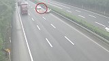 重庆沙坪坝：惊险！小车变道引碰撞，越野车高速上演旋转漂移