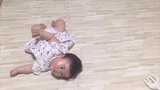小宝宝自创学爬姿势，180度转圈后前进，画面太搞笑了！