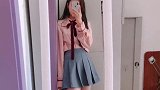 小姐姐站在那里是在拍照吗，怎么不露脸，是不是太美了