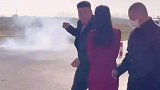 男子去定亲忘带鲜花，女友提醒后才反应过来