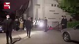满满的追风少年！吴磊深夜骑自行车下班，穿工装服戴头盔太接地气
