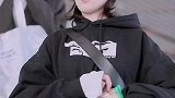 宋祖儿拿着饼干一脸懵的样子超萌的！