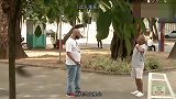 用20块钱引诱路人踢球，不料最后一球是真鸡蛋，这恶搞太贱了