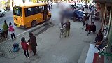 湖北一中学门口有人被撞身亡 目击者：车主疑把油门当刹车