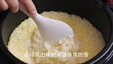 黄金焖饭，跟蛋炒饭一样，米饭都是粒粒分开的，里面还裹着蛋，香