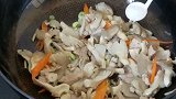 家常菜蘑菇炒肉的做法，味道鲜美，营养丰富美味极了！