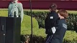 小男孩向军人敬礼，军人礼貌回礼信仰之心从此在小男孩心里种下