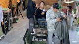 某男子强行给理发师剃头，他做了我想做却一直不敢做的事！