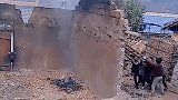 搞笑视频：扒房子找蛐蛐呀