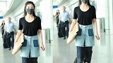 张含韵真有个性，穿两条裙子出门，脚上还穿了双“袜子鞋”真有趣