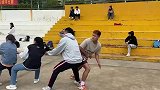 男生将绳索系在身上，用自己的实力拔河