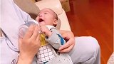 小宝宝这是怎么了不管妈妈怎么喂奶宝宝都不喝,小模样好可怜！