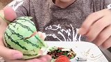 手开迷你西瓜，这小伙子说话真实诚