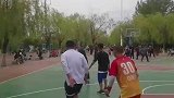 男生打球被顶撞，当场吐槽对手的行为